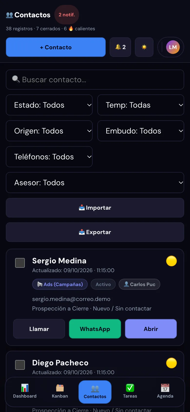 Lista de contactos con botones para llamar y abrir WhatsApp